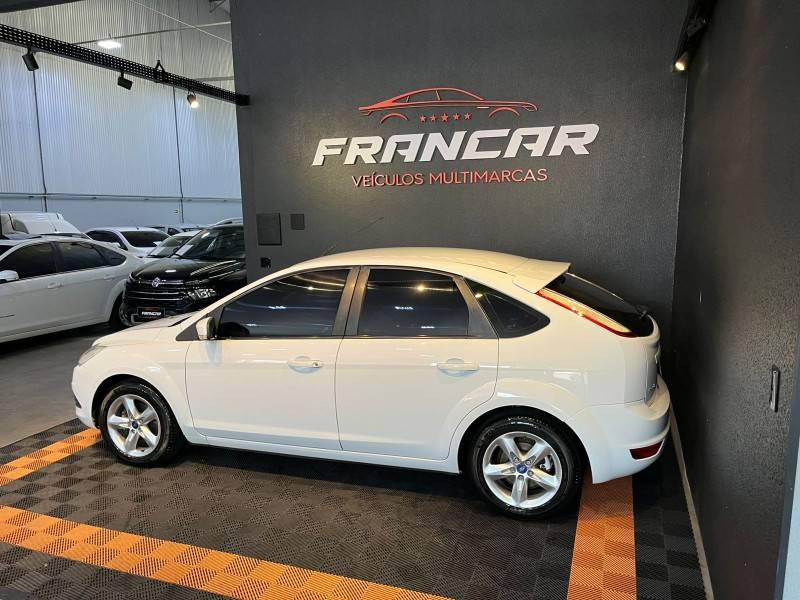 FORD - FOCUS - 2011/2012 - Branca - R$ 44.900,00