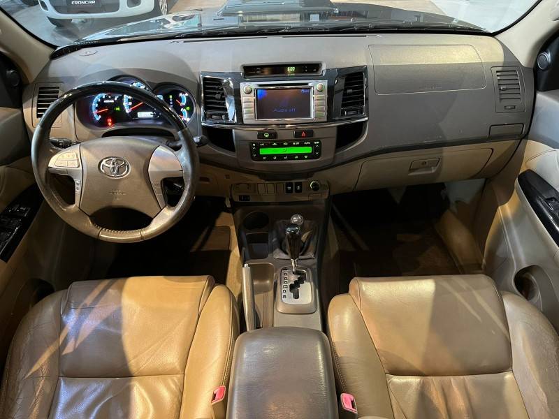 TOYOTA - HILUX SW4 - 2011/2012 - Preta - R$ 136.900,00