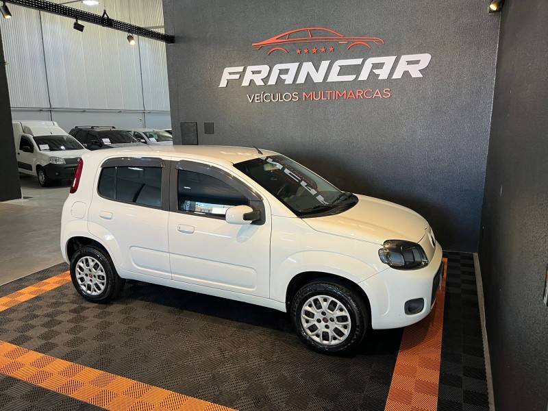 FIAT - UNO - 2015/2016 - Branca - R$ 39.900,00