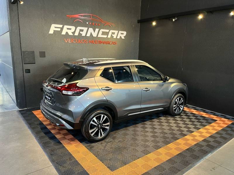 NISSAN - KICKS - 2022/2023 - Cinza - R$ 109.900,00