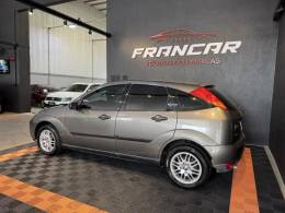 FORD - FOCUS - 2000/2001 - Dourada - R$ 23.900,00