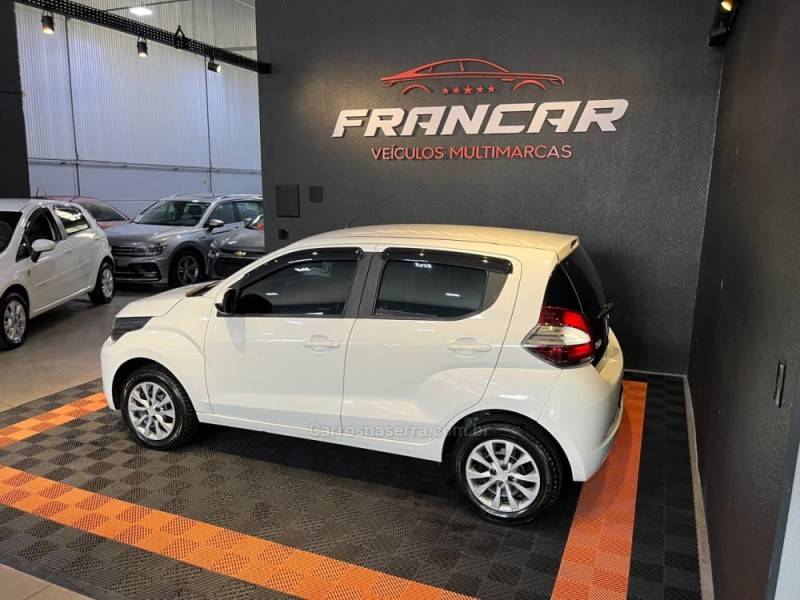 FIAT - MOBI - 2016/2017 - Branca - R$ 46.900,00