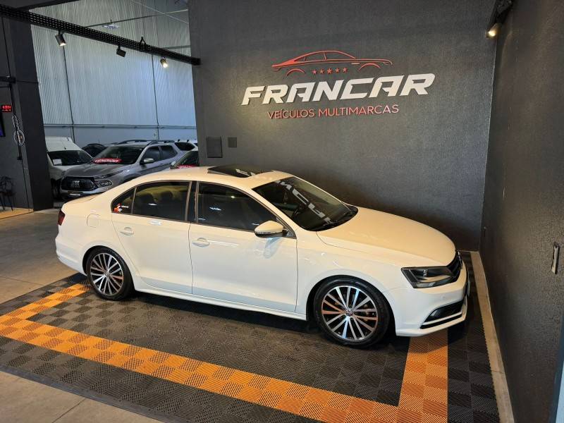 VOLKSWAGEN - JETTA - 2016/2016 - Branca - R$ 84.900,00