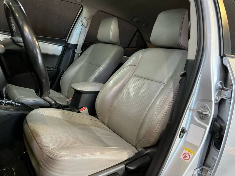 TOYOTA - COROLLA - 2017/2018 - Prata - R$ 93.900,00