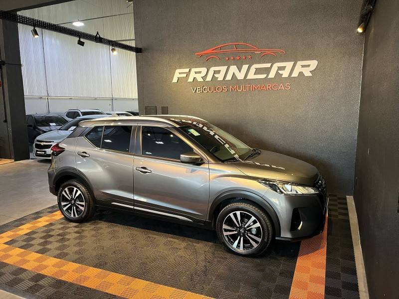 NISSAN - KICKS - 2022/2023 - Cinza - R$ 109.900,00