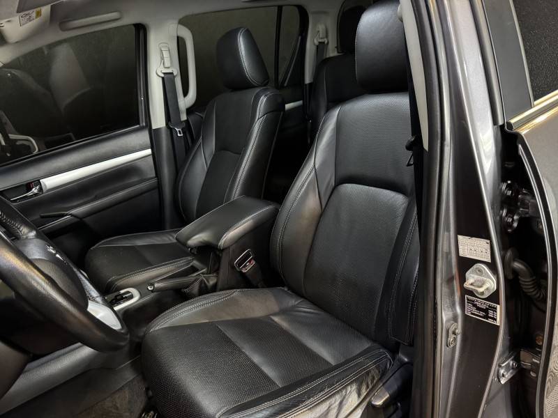 TOYOTA - HILUX - 2018/2019 - Cinza - R$ 180.000,00