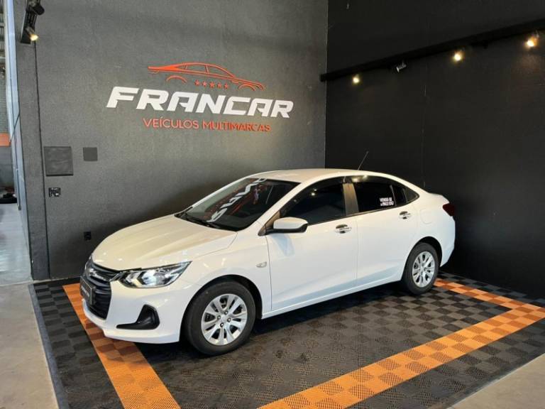 CHEVROLET - ONIX - 2022/2023 - Branca - R$ 63.900,00