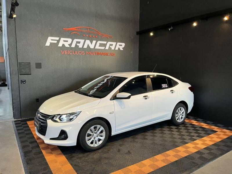 CHEVROLET - ONIX - 2022/2023 - Branca - R$ 63.900,00