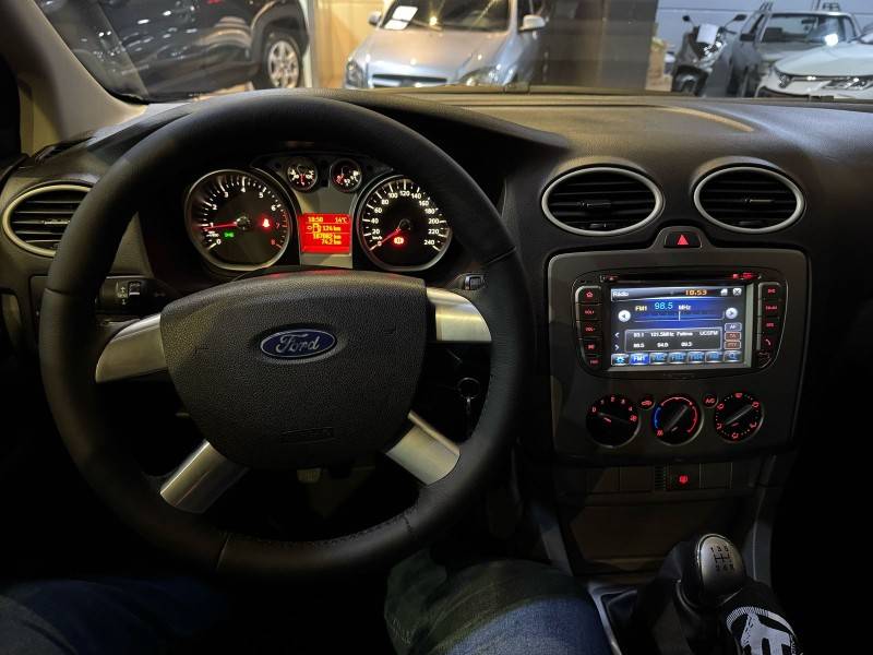 FORD - FOCUS - 2011/2012 - Prata - R$ 45.900,00