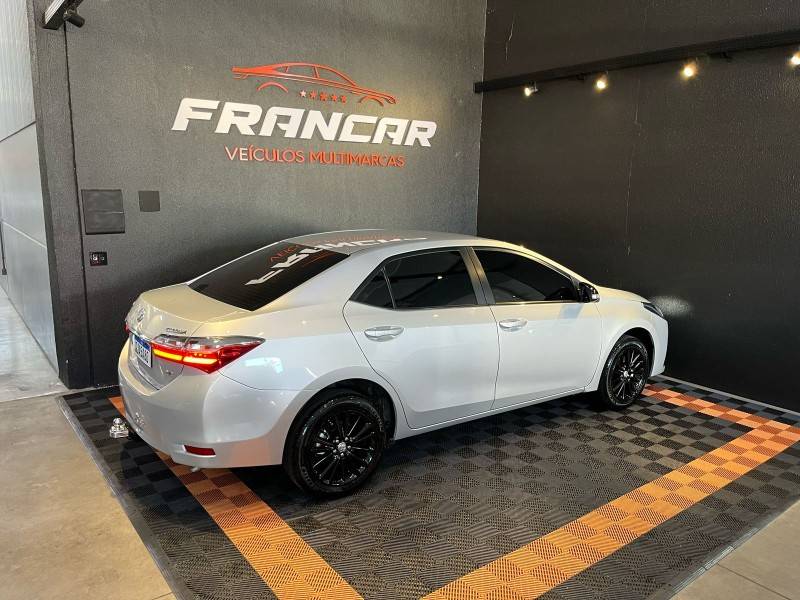 TOYOTA - COROLLA - 2017/2018 - Prata - R$ 93.900,00