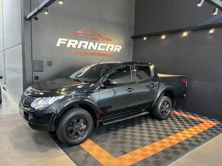 MITSUBISHI - L200 TRITON - 2016/2017 - Preta - R$ 114.900,00
