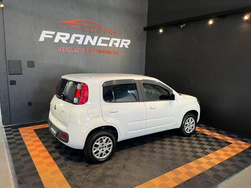 FIAT - UNO - 2015/2016 - Branca - R$ 39.900,00