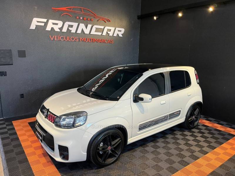 FIAT - UNO - 2015/2016 - Branca - R$ 51.900,00