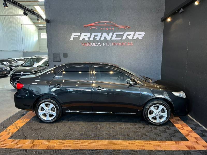TOYOTA - COROLLA - 2011/2012 - Preta - R$ 66.900,00
