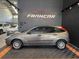 FORD - FOCUS - 2000/2001 - Dourada - R$ 23.900,00