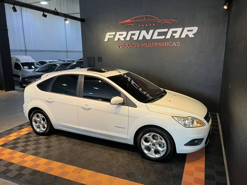FORD - FOCUS - 2012/2013 - Branca - R$ 55.900,00