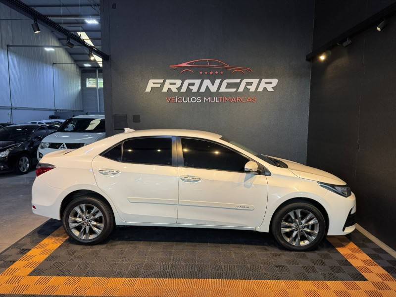 TOYOTA - COROLLA - 2018/2019 - Branca - R$ 108.900,00