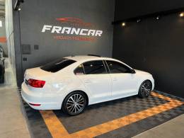 VOLKSWAGEN - JETTA - 2011/2012 - Branca - R$ 73.900,00