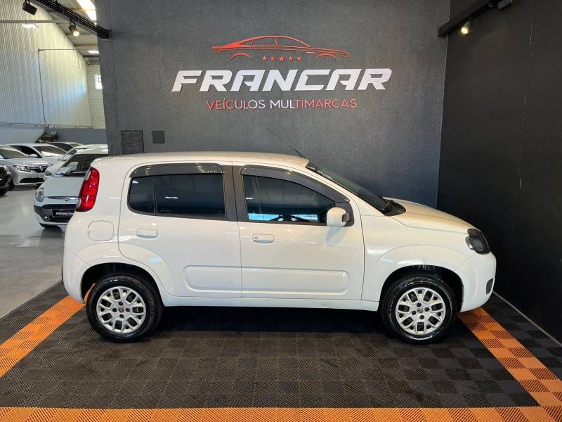 FIAT - UNO - 2015/2016 - Branca - R$ 39.900,00