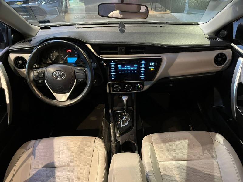 TOYOTA - COROLLA - 2017/2018 - Prata - R$ 91.900,00
