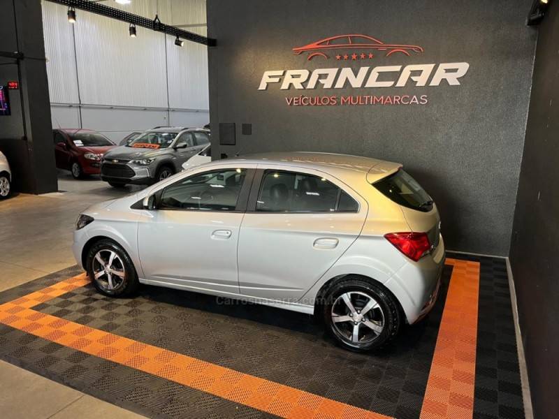 CHEVROLET - ONIX - 2017/2018 - Prata - R$ 71.900,00