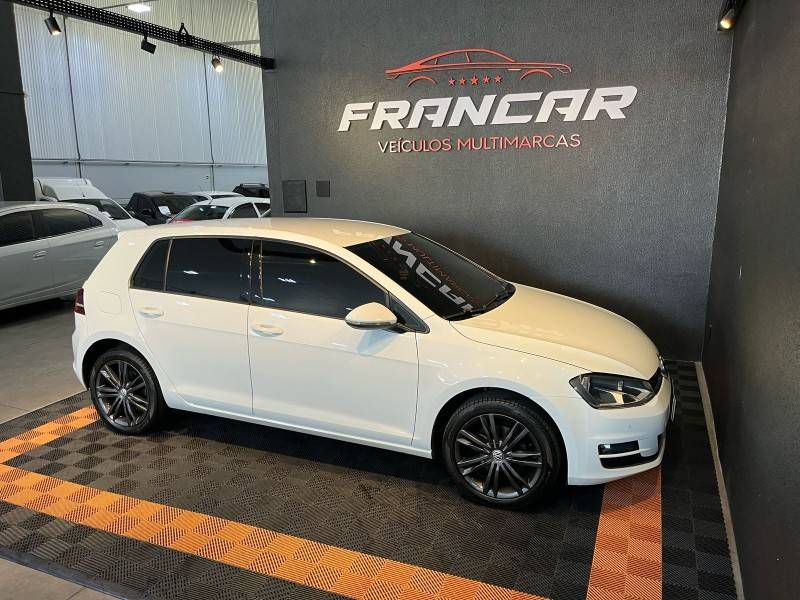 VOLKSWAGEN - GOLF - 2014/2015 - Branca - R$ 77.900,00