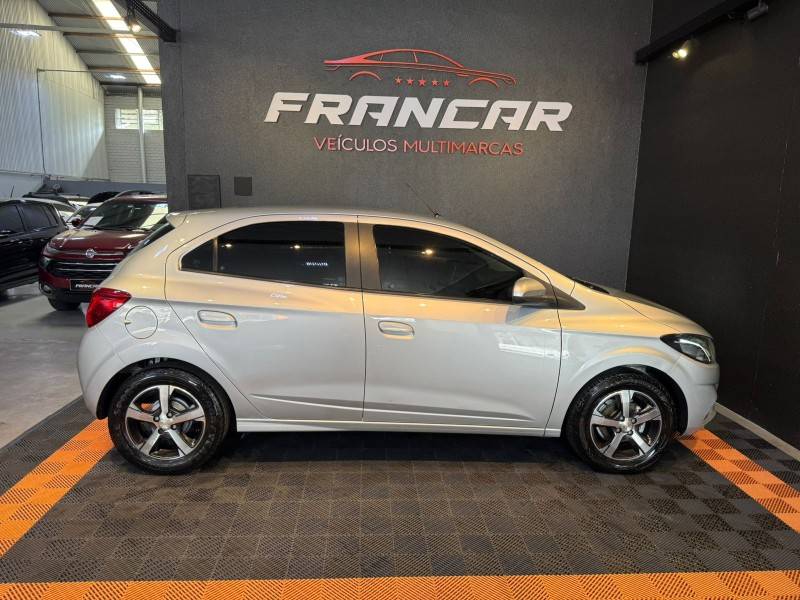 CHEVROLET - ONIX - 2017/2018 - Prata - R$ 67.900,00