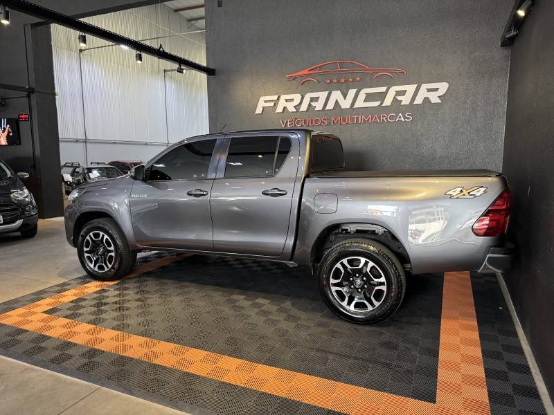 TOYOTA - HILUX - 2018/2019 - Cinza - R$ 180.000,00