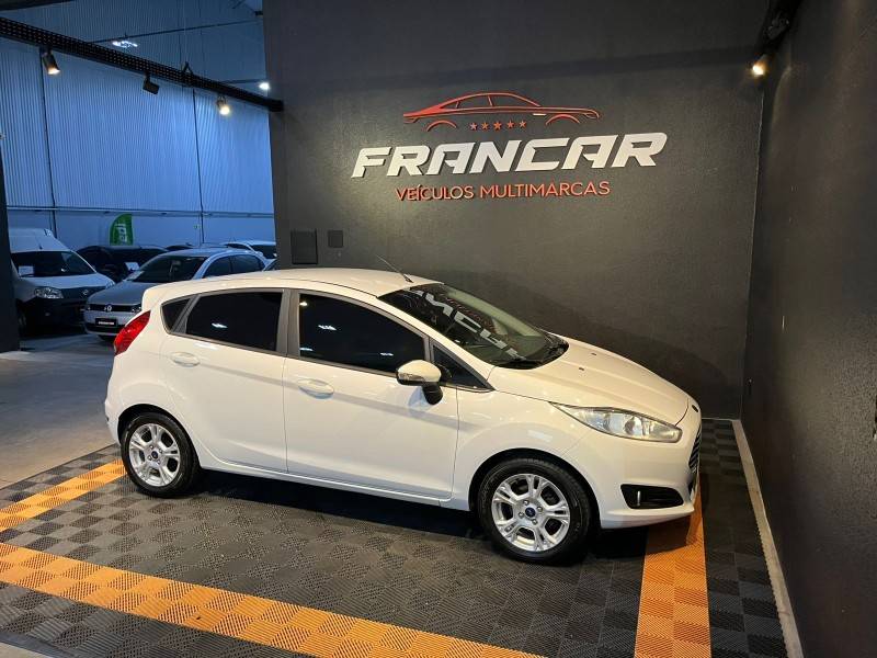 FORD - FIESTA - 2014/2015 - Branca - R$ 49.900,00