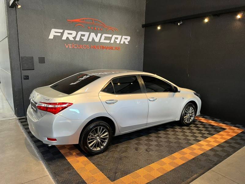 TOYOTA - COROLLA - 2015/2016 - Prata - R$ 92.900,00