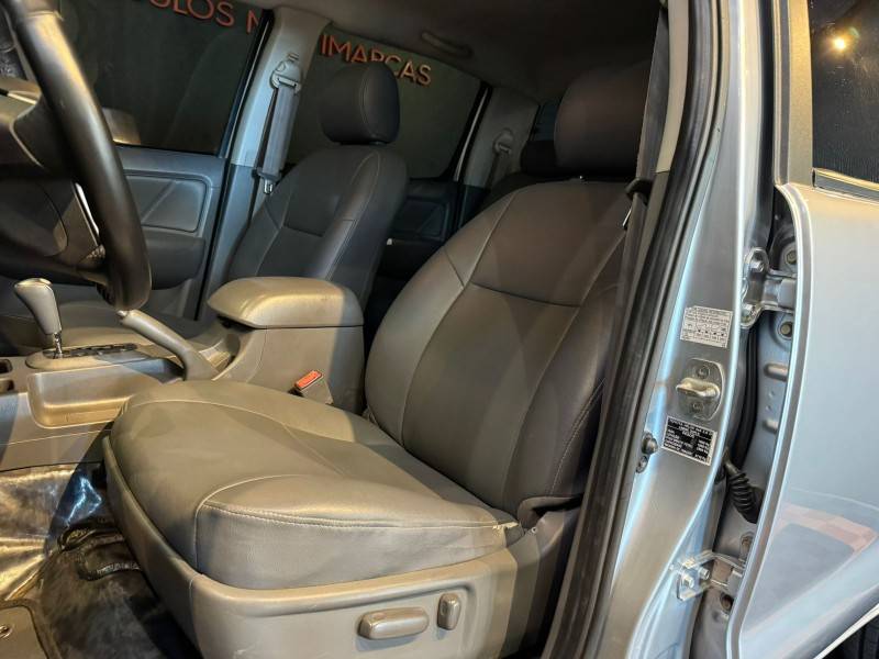 TOYOTA - HILUX - 2015/2015 - Prata - R$ 149.900,00