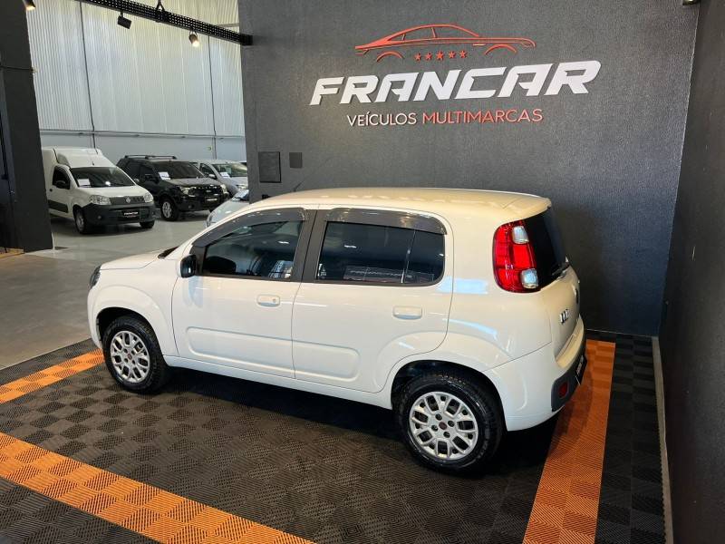 FIAT - UNO - 2015/2016 - Branca - R$ 39.900,00