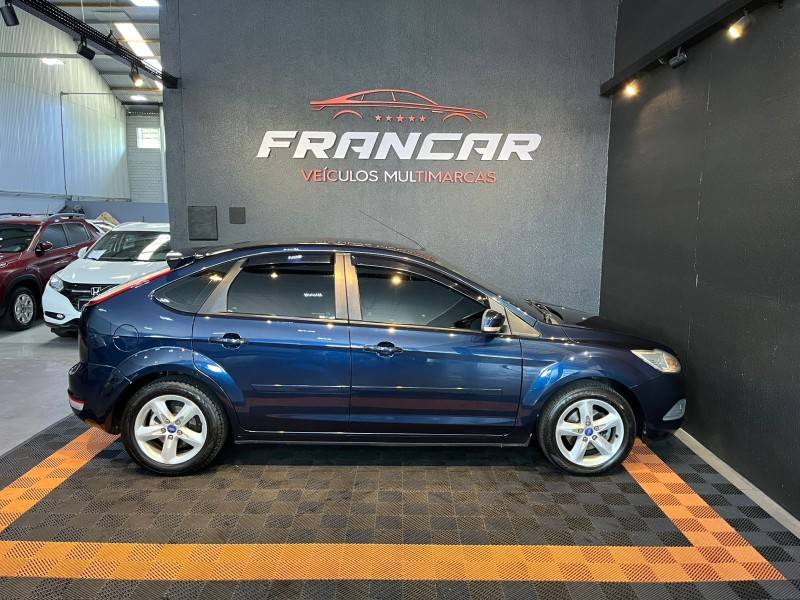 FORD - FOCUS - 2012/2013 - Azul - R$ 42.900,00