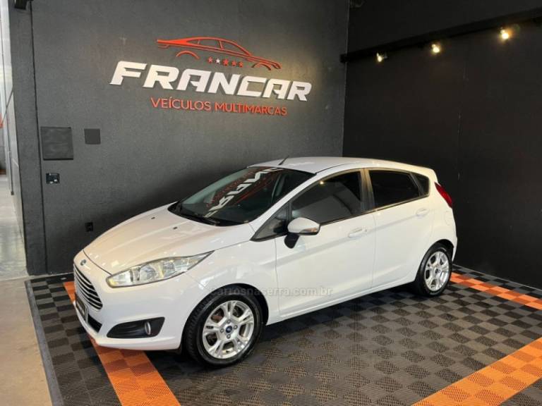 FORD - FIESTA - 2015/2015 - Branca - R$ 49.900,00