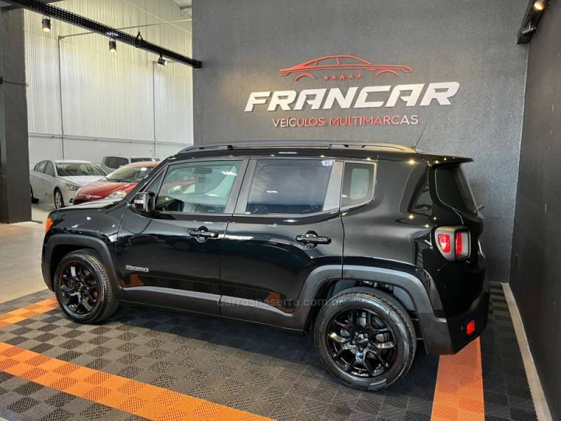 JEEP - RENEGADE - 2015/2016 - Preta - R$ 75.900,00