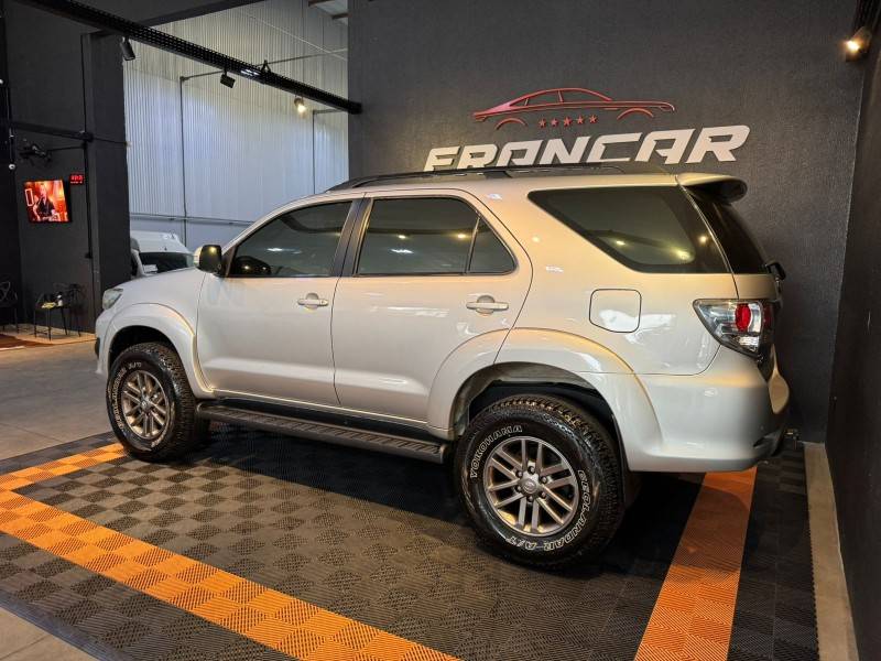 TOYOTA - HILUX SW4 - 2011/2012 - Prata - R$ 134.900,00