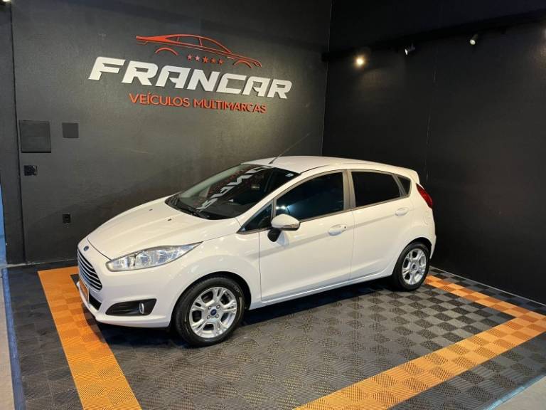 FORD - FIESTA - 2014/2015 - Branca - R$ 49.900,00
