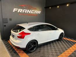 FORD - FOCUS - 2013/2014 - Branca - R$ 54.900,00