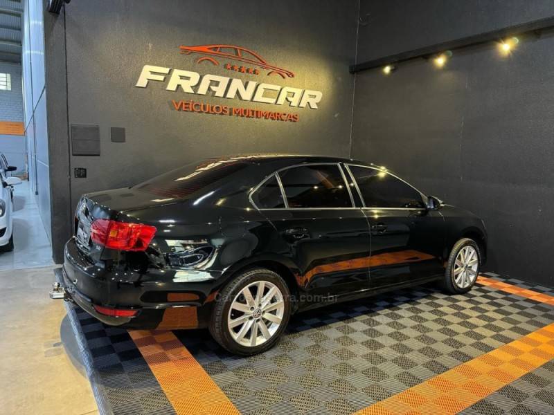 VOLKSWAGEN - JETTA - 2012/2012 - Preta - R$ 58.900,00