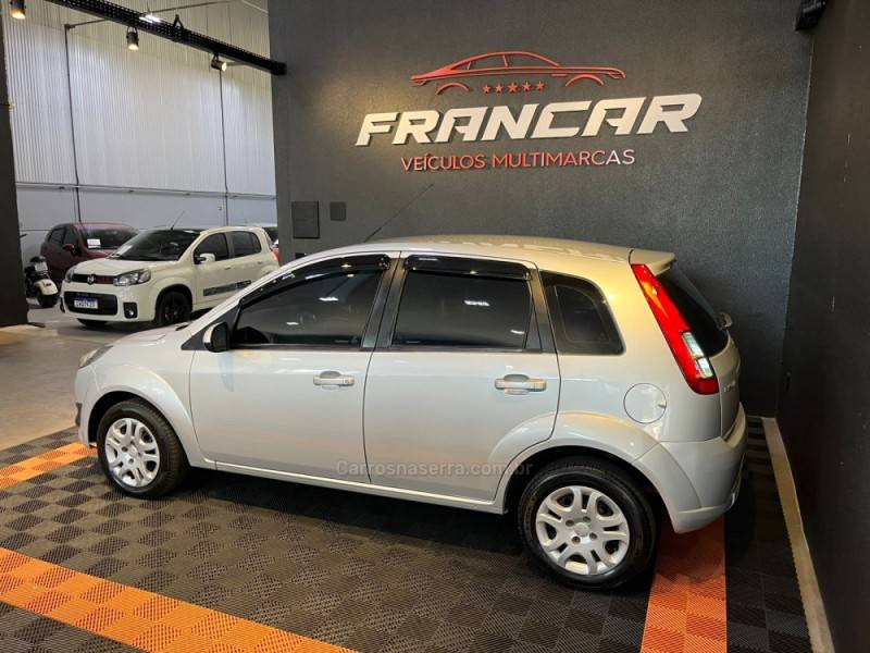 FORD - FIESTA - 2011/2012 - Prata - R$ 36.900,00