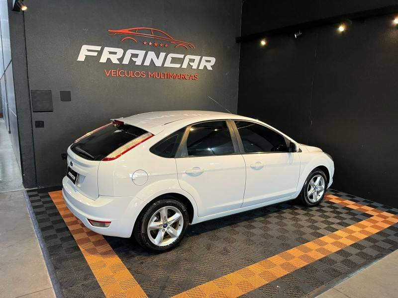 FORD - FOCUS - 2011/2012 - Branca - R$ 44.900,00