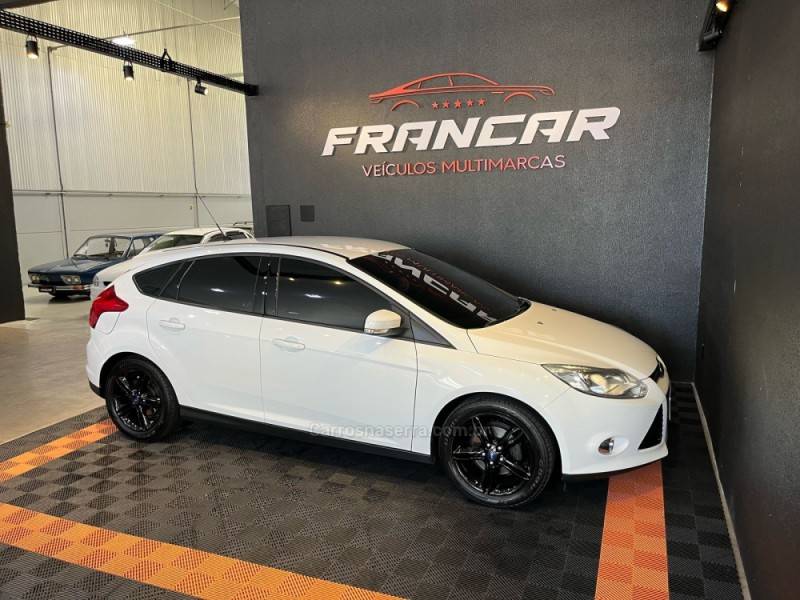 FORD - FOCUS - 2013/2014 - Branca - R$ 54.900,00