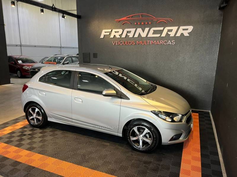 CHEVROLET - ONIX - 2017/2018 - Prata - R$ 71.900,00