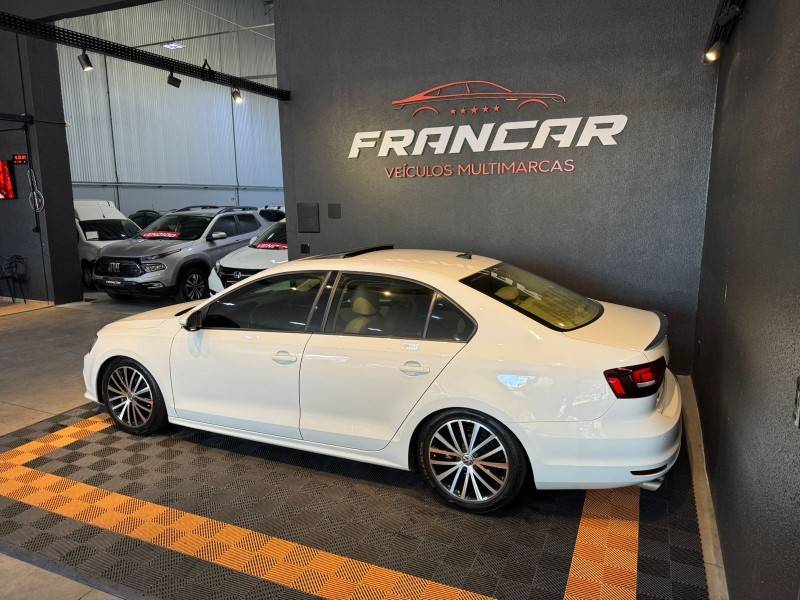 VOLKSWAGEN - JETTA - 2016/2016 - Branca - R$ 84.900,00