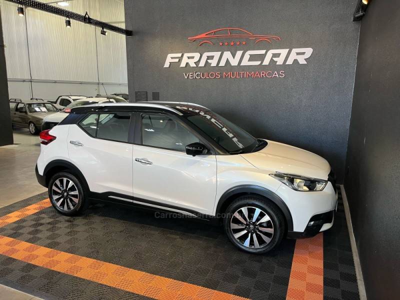 NISSAN - KICKS - 2017/2018 - Branca - R$ 88.900,00