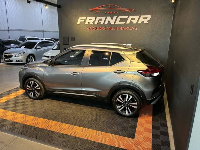 NISSAN - KICKS - 2022/2023 - Cinza - R$ 109.900,00
