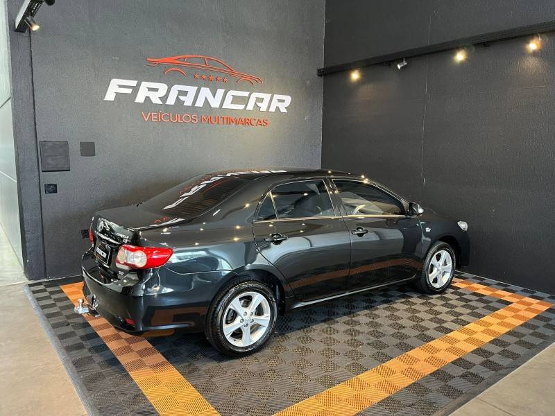 TOYOTA - COROLLA - 2011/2012 - Preta - R$ 68.900,00