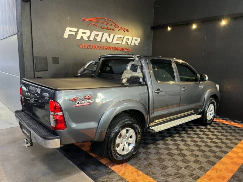 TOYOTA - HILUX - 2011/2012 - Prata - R$ 128.900,00