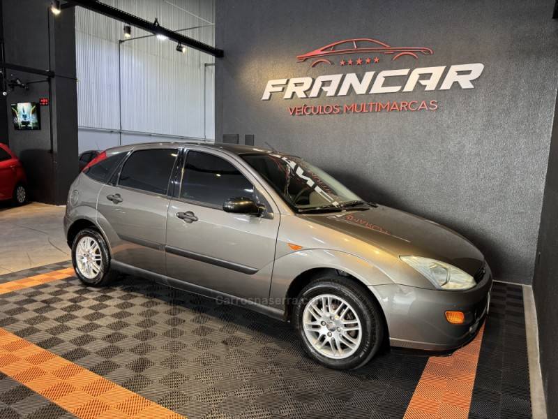 FORD - FOCUS - 2000/2001 - Dourada - R$ 23.900,00