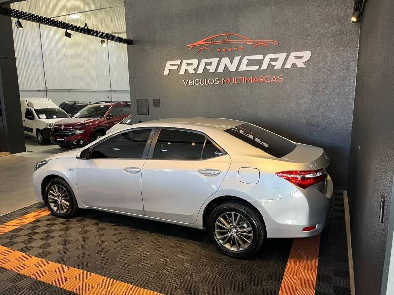 TOYOTA - COROLLA - 2015/2016 - Prata - R$ 92.900,00